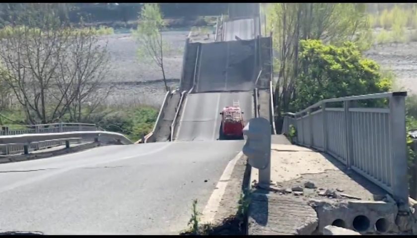 Crolla un ponte in provincia di Massa Carrara, coinvolti due furgoni: un ferito