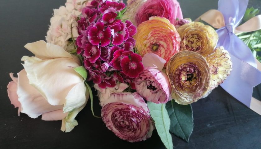 Fiori ai malati di Covid del Campolongo Hospital. L’iniziativa di Anna Citro e Ramona Pastore