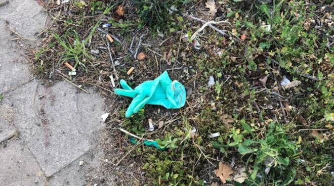 Guanti in lattice e mascherine monouso gettati a terra, allarme di Legambiente