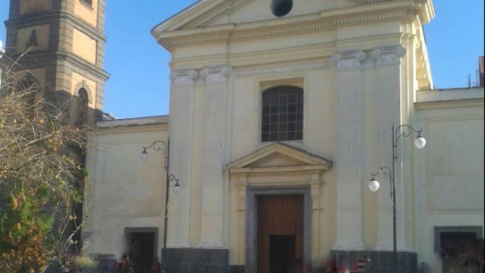 Gente e assembramenti in Chiesa a Scafati, il sindaco ordina la quarantena per tutti