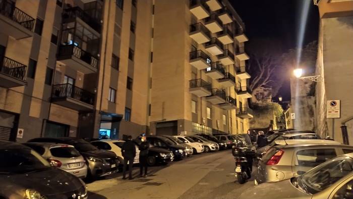 Ragazzino morto dopo un volo dal settimo piano in via Monti, perizie su telefono e computer