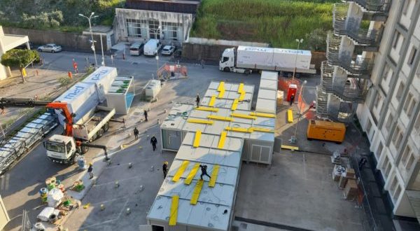 Ospedale modulare al Ruggi per il covid 19, operai a lavoro anche a Pasqua e Pasquetta