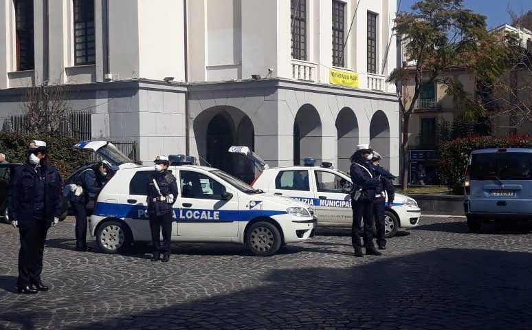 Caso a Cava de’ Tirreni: chiama la polizia locale, ma “non c’è una pattuglia disponibile”
