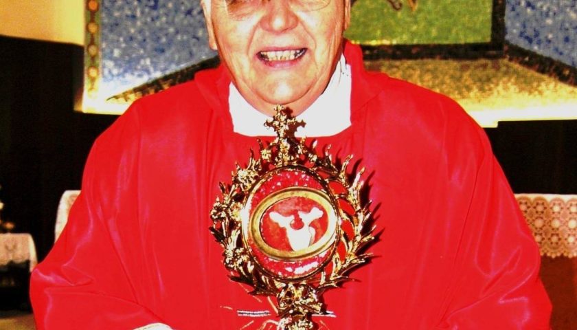 La comunità di fedeli della chiesa di San Demetrio a Salerno si stringe intorno a don Mario Salerno per i suoi 40 anni di sacerdozio: “Esempio di fede e carità”