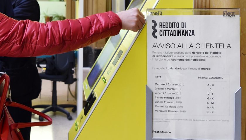 A Scafati i percettori del reddito di cittadinanza davanti alle scuole per la vigilanza