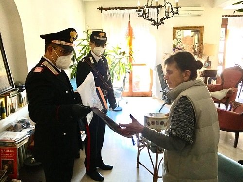Salerno, carabinieri consegnano pensione ad anziana di Pastena
