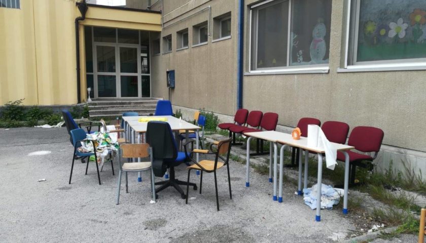 A Napoli aprono la scuola e fanno una grigliata. Il preside:”Siete il male di questa città”