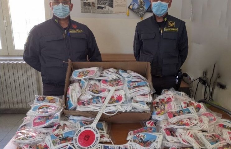 Mascherine contraffatte destinate ai bambini, blitz e sequestro della Guardia di Finanza di Napoli