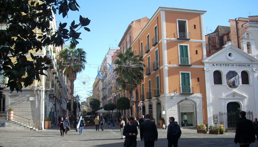 Un’isola pedonale a Salerno per aiutare la ristorazione