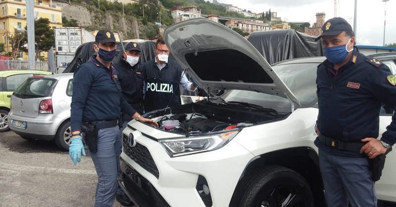 Recuperate nel porto di Salerno due auto dal valore di 100mila euro