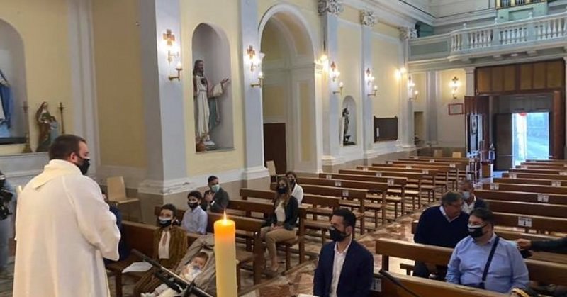 A Mercato San Severino ieri il primo battesimo d’Italia nell’era del coronavirus