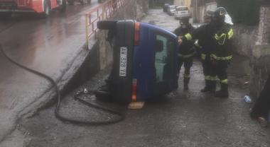 Auto sbanda e finisce nel canale, 3 feriti