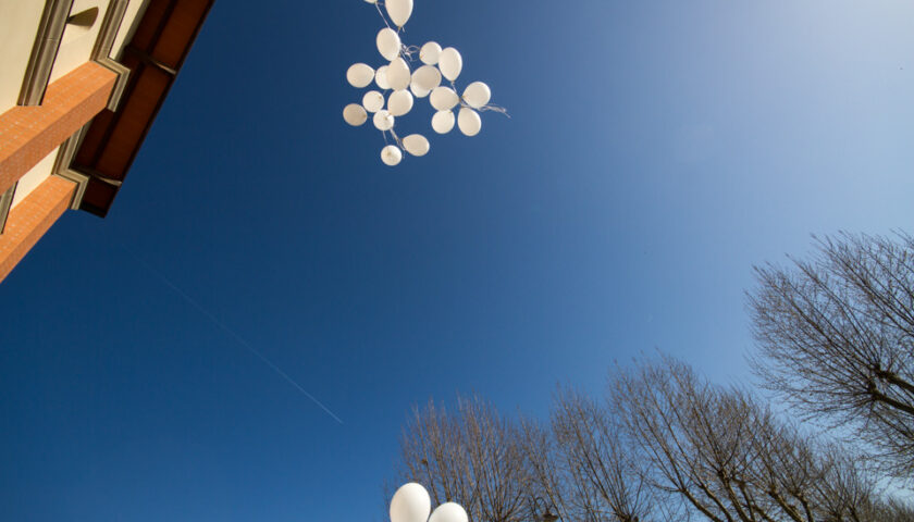 Commozione, palloncini bianchi e rose per l’addio al 14enne volato giù dal sesto piano a Pastena