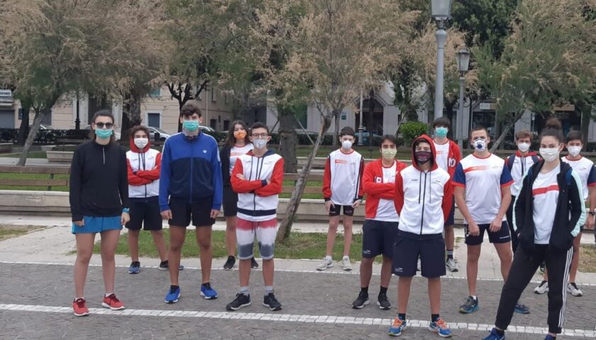 Il “raduno” spontaneo sul Lungomare di Salerno e il messaggio dei canottieri dell’Irno “Abbiamo una voglia matta di ricominciare: fateci tornare in acqua!”