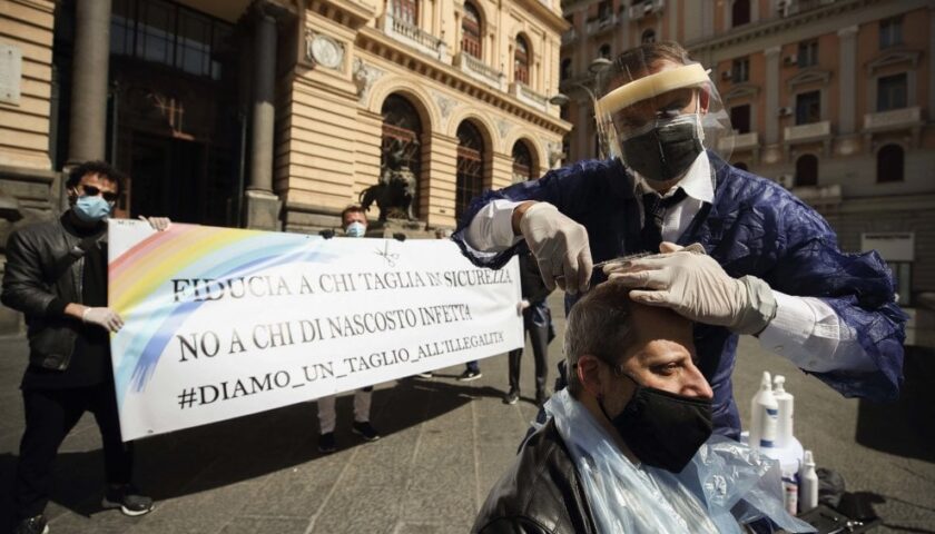 Barbieri tagliano i capelli in piazza a Napoli: “Fiducia a chi taglia in sicurezza  e no a chi infetta di nascosto”