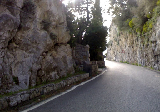 Strada Amalfitana chiusa al transito a Cetara fino al 15 giugno, monta la protesta di Federalberghi