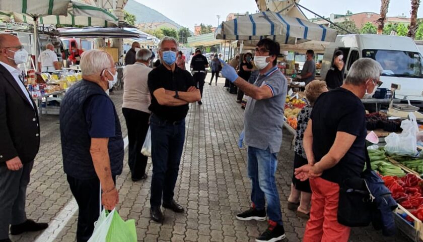 Sindaco e assessore in visita ai mercatali per la ripresa delle attività