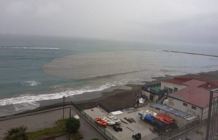 Davanti al lungomare di Pastena e Mercatello il mare ritorna marrone
