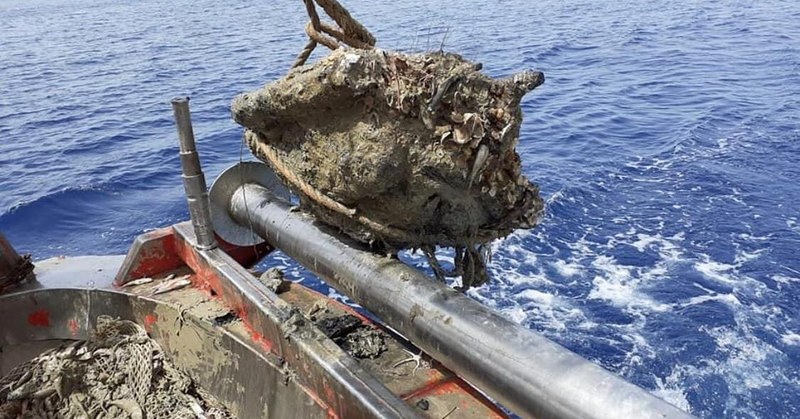 Castellabate, le reti di un peschereccio estraggono dal mare motore di un aereo militare abbattuto durante la seconda guerra mondiale