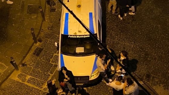 A Napoli caos fino all’alba con traffico bloccato, schiamazzi e risse
