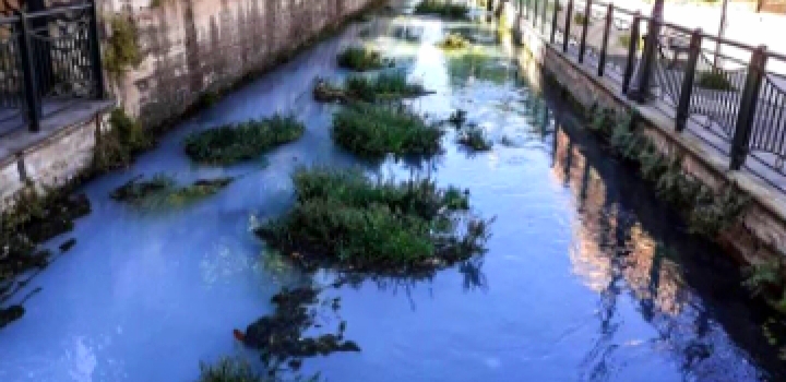 Affluente del Sarno si colora di blu, scatta la denuncia