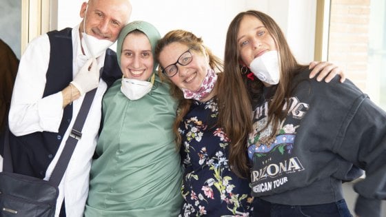 Il ritorno di Silvia Romano: “Mi sono convertita all’Islam di mia volontà”