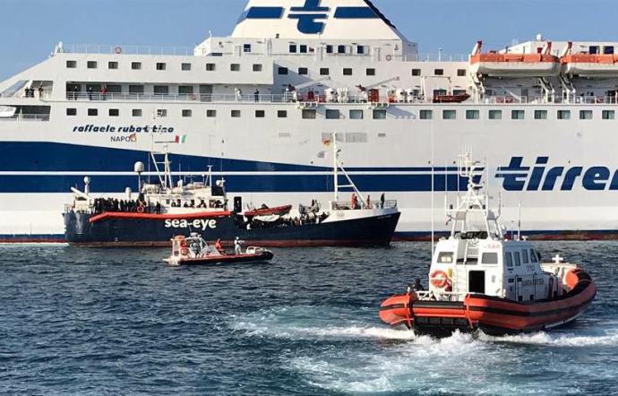 Finita la quarantena per 183 migranti sulla nave Rubattino a Palermo, minorenni trasferiti a Salerno