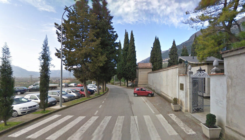 Al cimitero con la prenotazione, il sindaco di Sala: “Cerebrolesi chi mi contesta”. Il gruppo salesi: “Dimettiti”