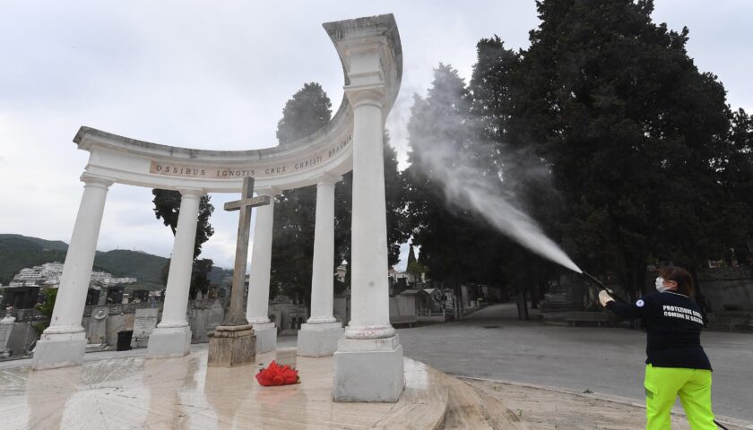 VIDEO: Intervento di sanificazione all’interno del Cimitero Monumentale di Salerno