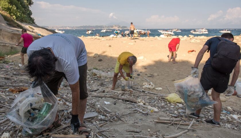 Spiagge sempre più sporche e inquinate in Campania