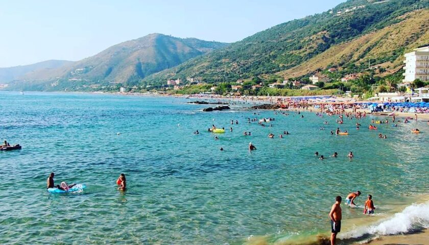 Musica in spiaggia, il sindaco scende sull’arenile ad Acciaroli e sequestra una cassa