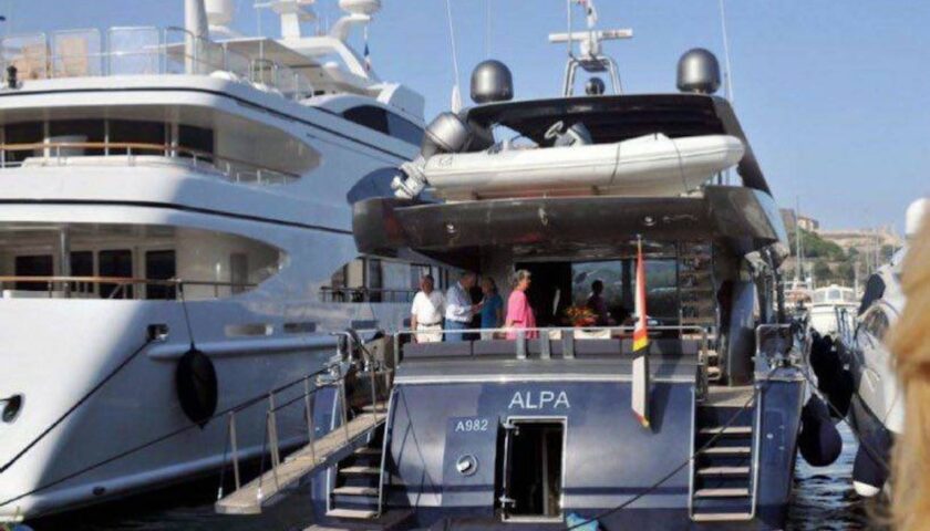 Yacht di Alberto II re dei belgi attracca al porto di Amalfi