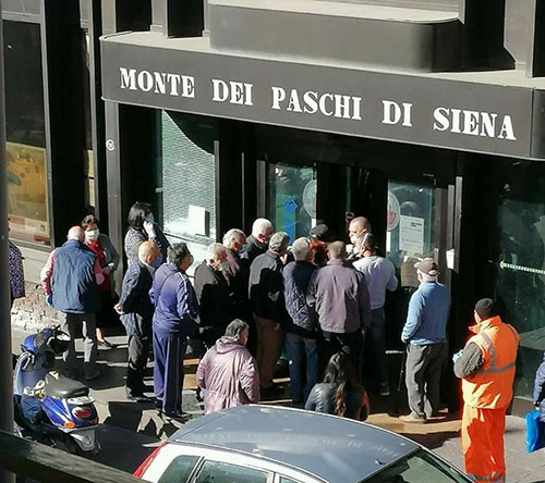Fase 2, a Sarno fila per entrare in banca senza mascherine e distanziamento sociale