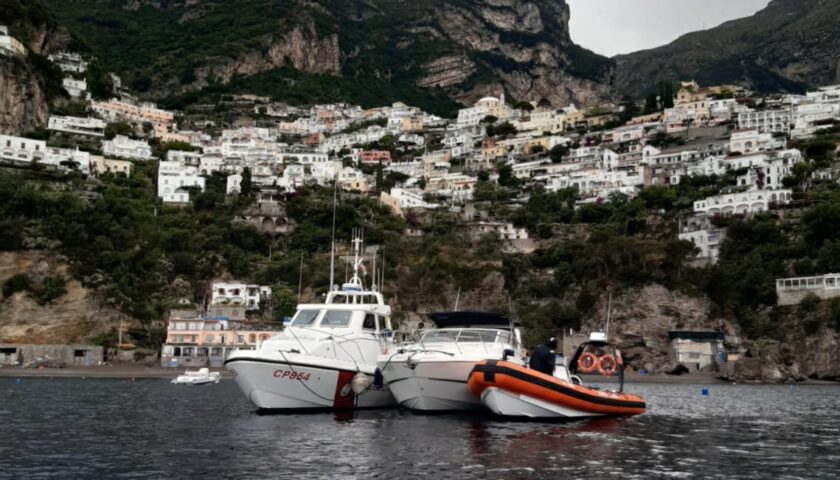 Avaria a un motore, barca alla deriva: salvataggio nelle acque di Positano