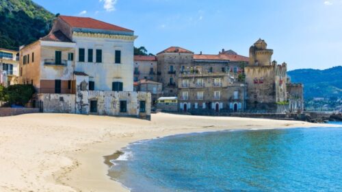 Castellabate, lite in spiaggia per un cane: turista in ospedale