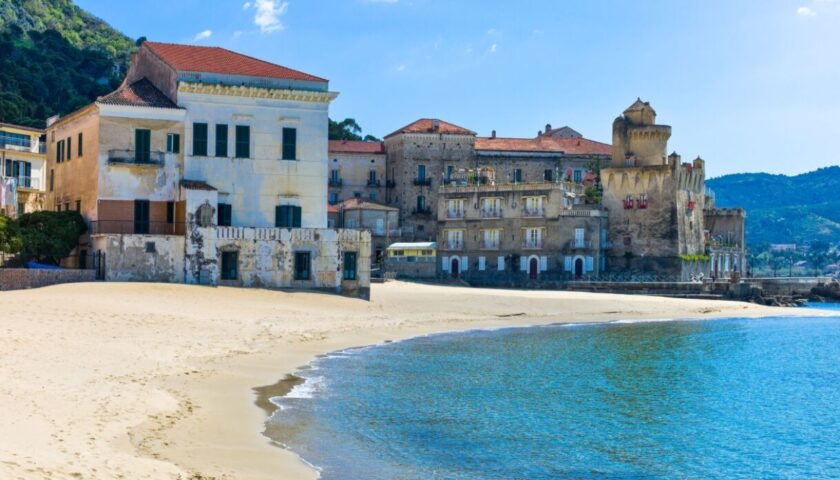 Assalto alle spiagge delle due costiere, da Castellabate il sindaco lamenta poche risorse per la gestione