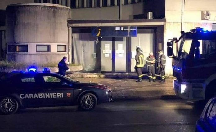 Attentato nella notte al Centro per l’Impiego di Avellino, De Luca: “episodio grave e preoccupante”