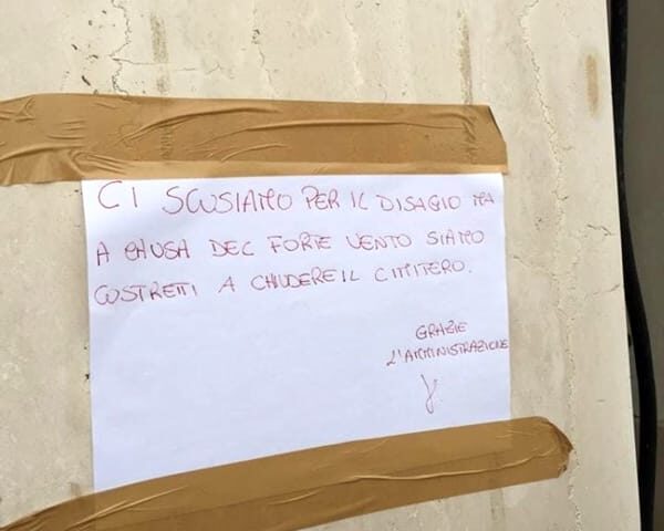 Forti raffiche di vento a Roccapiemonte, il sindaco chiude il cimitero