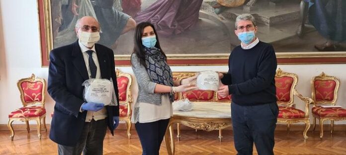 Cava de’ Tirreni, sindaco e vice sindaco consegnano visiere per medici di base e pediatri