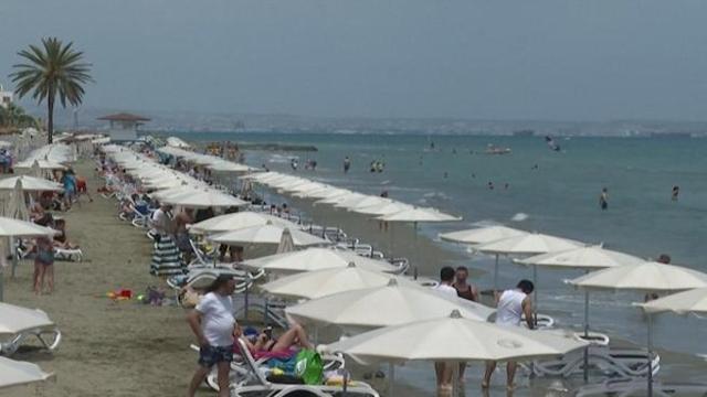 CORONAVIRUS. A CIPRO RIAPRONO LE SPIAGGE