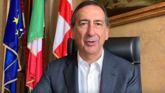 Gente in strada a Milano, Sala: “Serve collaborazione per uscire dall’emergenza anche perché le ruspe e i lanciafiamme li hanno usati Salvini e De Luca”