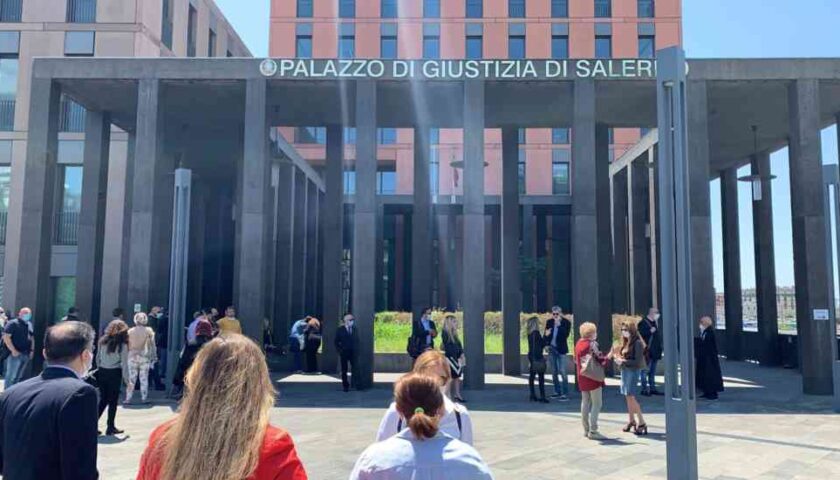 VIDEO Il flash mob degli avvocati salernitani davanti alla Cittadella Giudiziaria