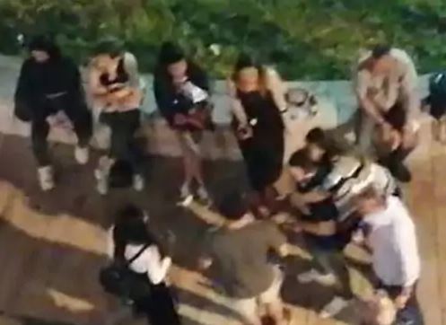 Giovani senza mascherine davanti al bar di Battipaglia, residenti su tutte le furie