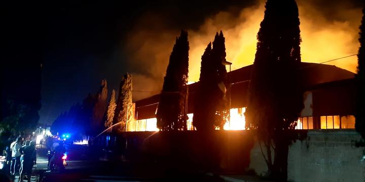 Terrore a Scafati, a fuoco industria conserviera