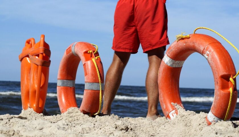 Padre e figlio di pochi mesi trascinati a largo in mare dalla corrente a Castellabate, salvati dai bagnini