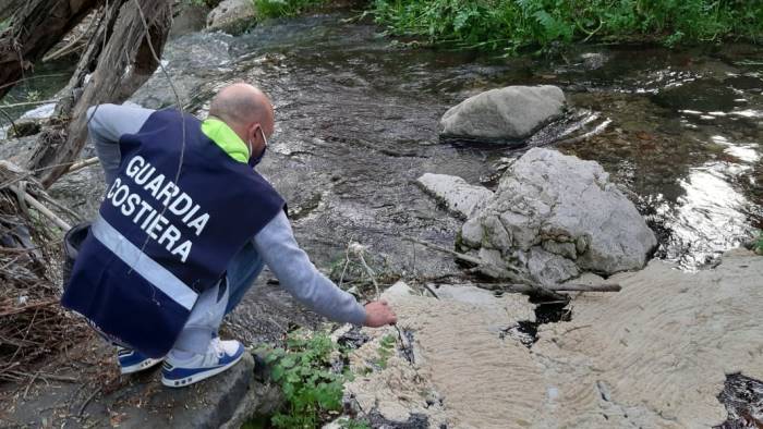 Schiuma bianca nel fiume Irno, rilievi dell’Arpac