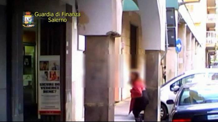 Falsa cieca a Salerno faceva la spesa e giocava pure a carte, sequestro di 73mila euro
