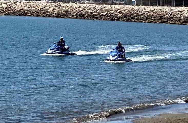 Madre in riva al mare con le due figliolette: redarguita dai poliziotti e invitata a tornarsene a casa