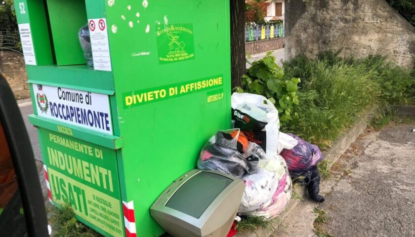 A Roccapiemonte spuntano anche televisori tra i rifiuti, pugno duro del sindaco