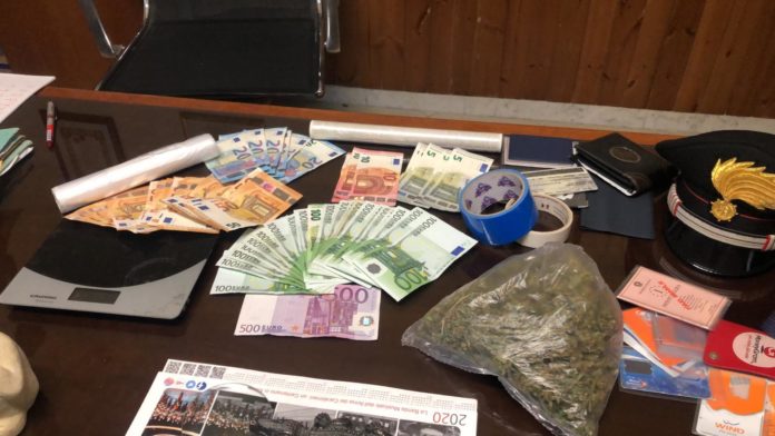 In casa con quasi un etto di droga e 4mila euro: arrestati 3 fratelli spacciatori